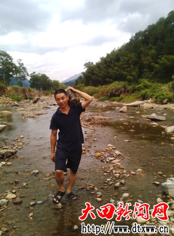 小溪小河邊、深山老林里，到處都能看到李春孟覓石的身影.jpg