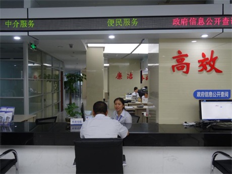 縣行政服務中心逐漸部門窗口周末加班為企業提供服務.jpg