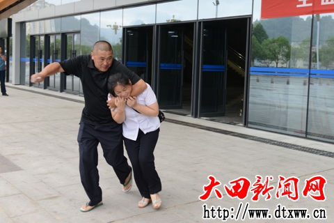 開展反恐防暴應急處置和突發公共事件應急疏散演練 (5).JPG