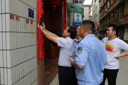 調(diào)整大小 公安人員正在指導市民使用二維碼門牌.JPG