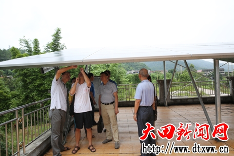 圖為：地稅駐村蹲點干部朱春接檢查光伏發電項目建設情況.JPG